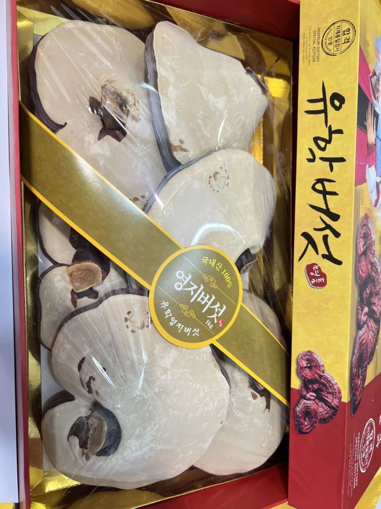 Sử dụng nấm linh chi vàng bạn cần lưu ý những điều gì? 9 Z3459627917221_3de28499913c274326ea428a2dcbfa45 1