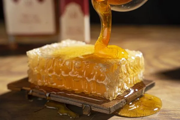 CÓ PHẢI MẬT ONG THẬT THÌ KHÔNG BỊ KIẾN BU 11 Image 70