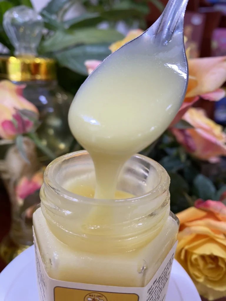 CÓ NÊN UỐNG SỮA ONG CHÚA TƯƠI THƯỜNG XUYÊN KHÔNG? 9 Z4456774152450_07ae1c1031d0b55e4db23d248b539e34