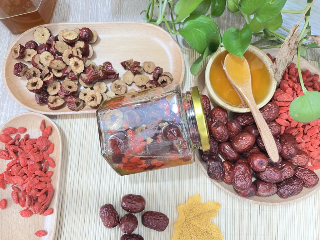 Ngâm táo đỏ, kỷ tử với mật ong rừng - bí quyết bảo vệ sức khỏe từ thiên nhiên 5 Z5711019298540_c8b6728072f840be9cdc9bd733e443f8