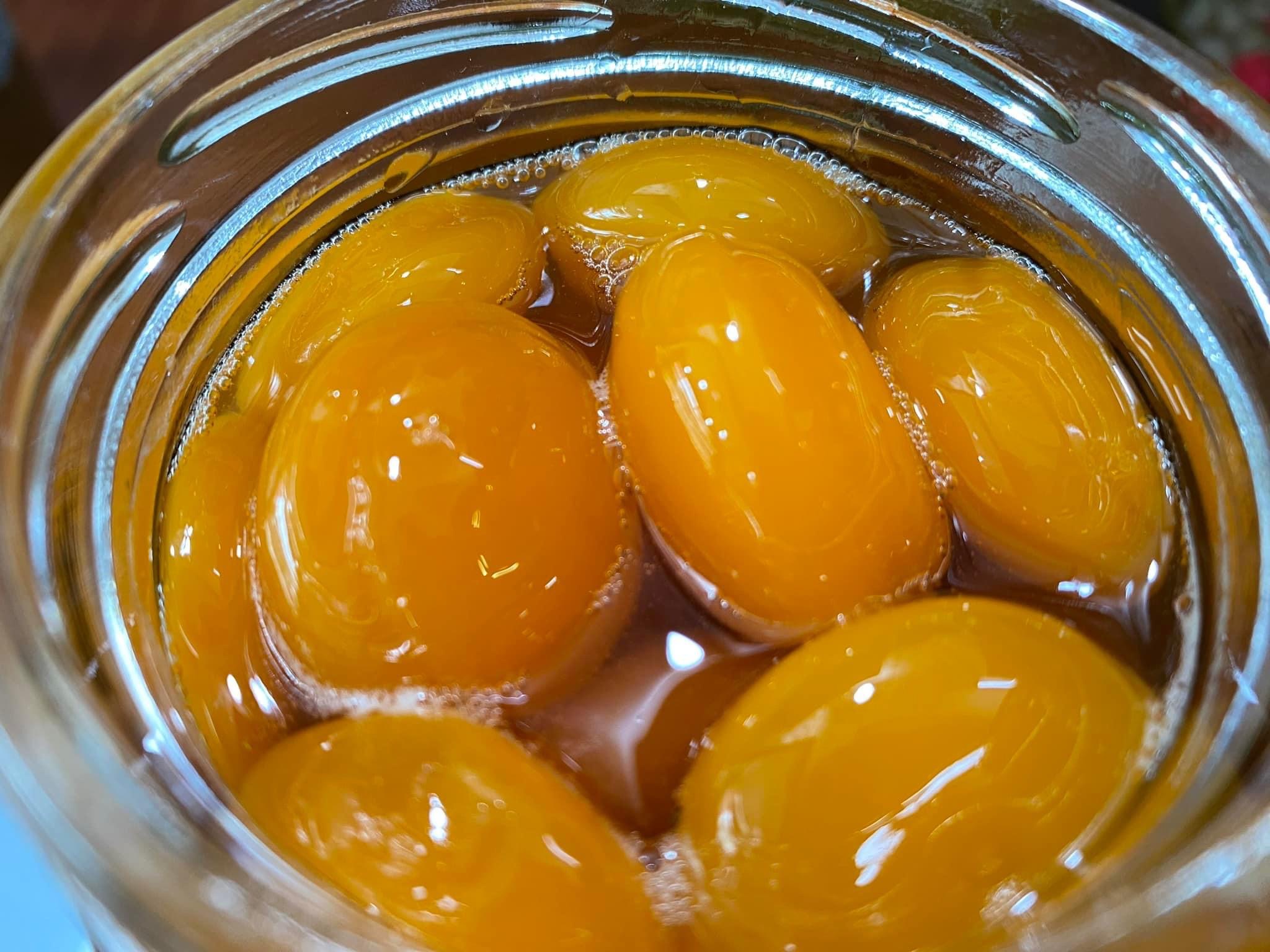 Cách ngâm lòng đỏ trứng gà với mật ong thơm ngon không tanh