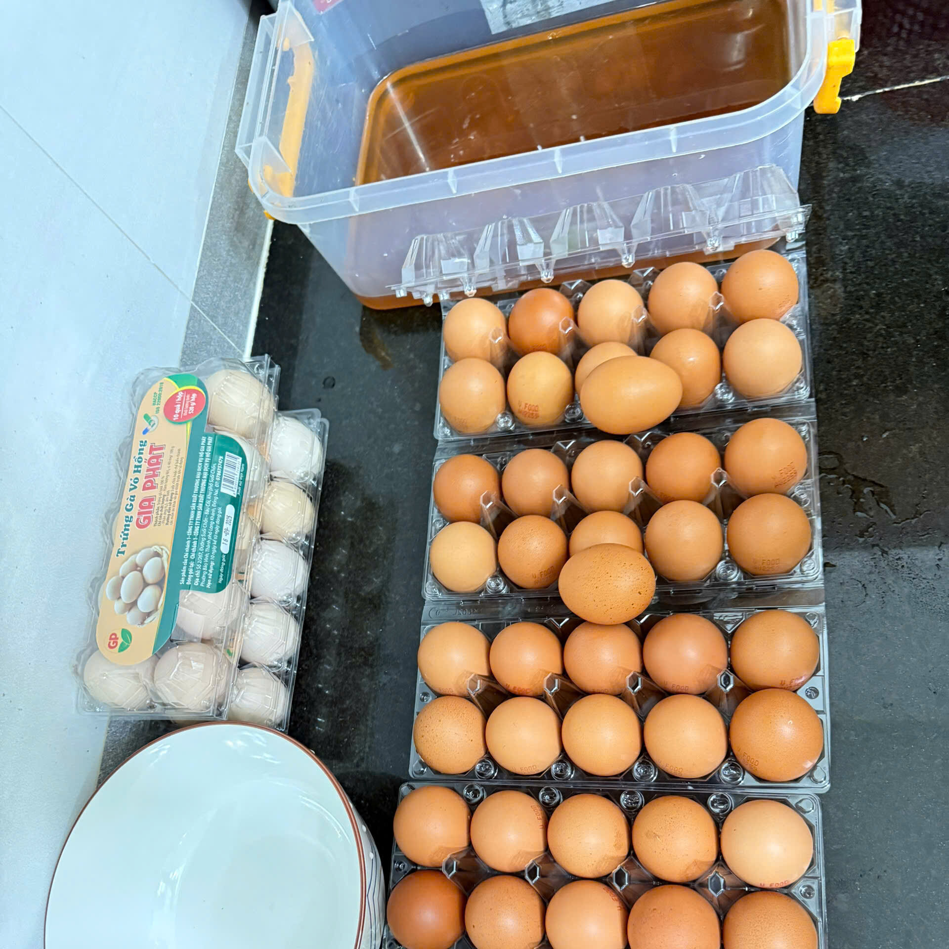 Cách ngâm lòng đỏ trứng gà với mật ong nguyên chất 4 Z7035022728400_ed655af58aaf6926509ac15eb4b95894